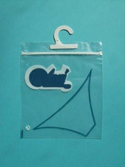 Past U de grootte van Uw plastic zak met ritssluiting en lus op wens aan – hersluitbare-plastic-zakje.nl